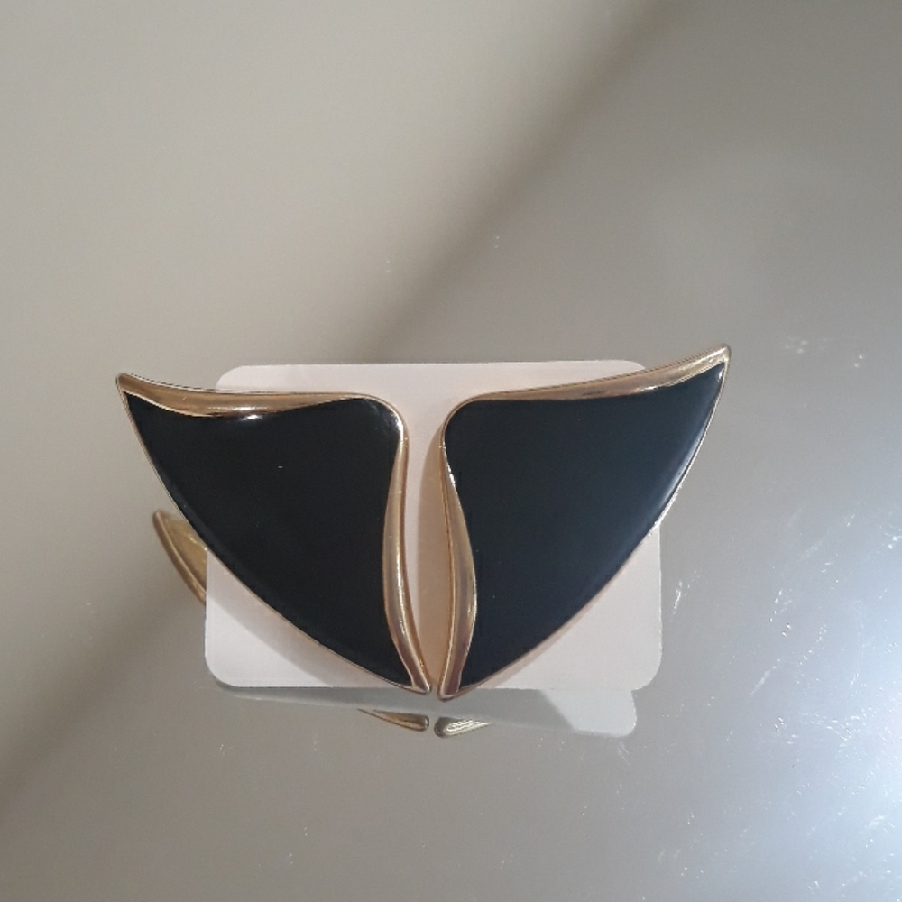 Vintage Trifari black and gold earrings